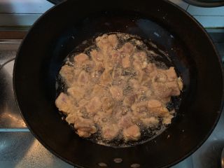 菠萝咕咾肉,锅中倒入适量的油，油烧至八成热后倒入肉块儿炸
