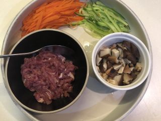 韩式拌饭,香菇洗干净泡开，切丁，红胡萝卜切丝，青瓜切丝待用