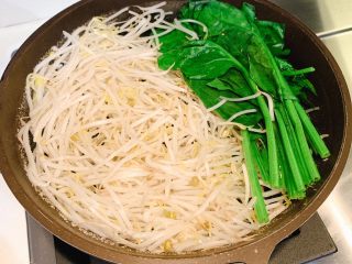 韩式拌饭,锅中水煮开后，放入豆芽和菠菜，汤熟后捞出
