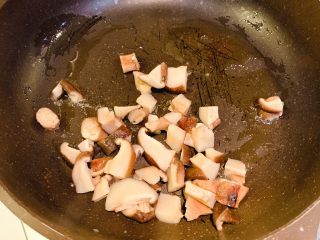 韩式拌饭,冷锅热油，放入香菇