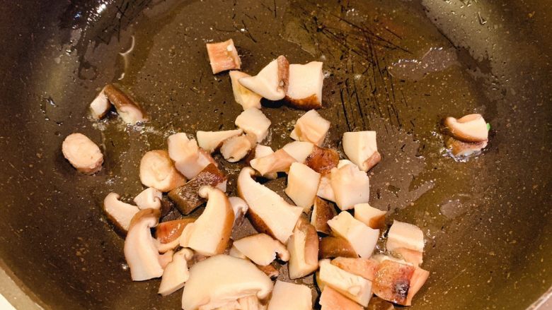 韩式拌饭,冷锅热油，放入香菇