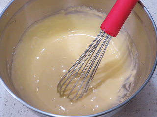 低调的奢华~【巧克力奶油生日蛋糕】,用手动打蛋器搅拌均匀