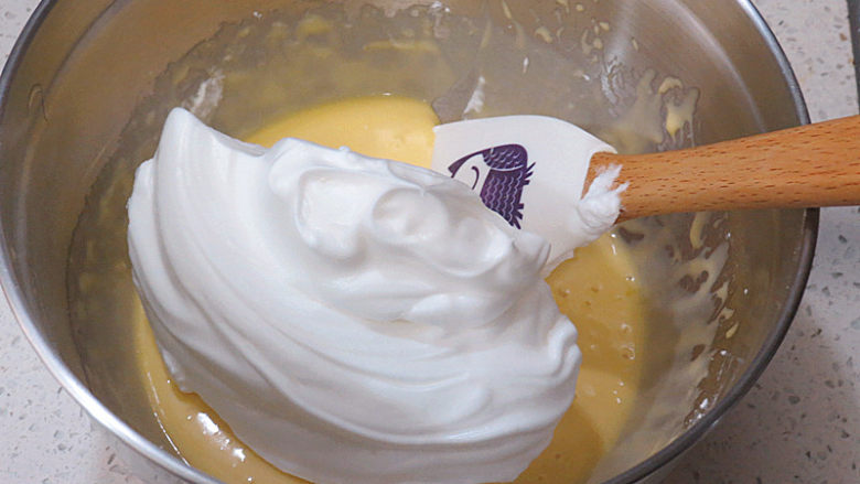 低调的奢华~【巧克力奶油生日蛋糕】,取1/3量的打发蛋白霜与蛋黄糊轻拌均匀