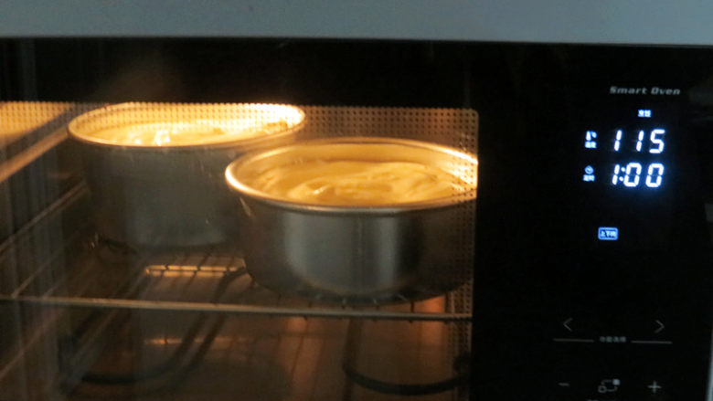低调的奢华~【巧克力奶油生日蛋糕】,烤箱提前预热。放入中下层，温度上下115度，烤60分钟；时间到后，调整为温度上下120度，烤20分钟。如感觉上色不理想的话，继续调整温度上下180度，烤2分钟