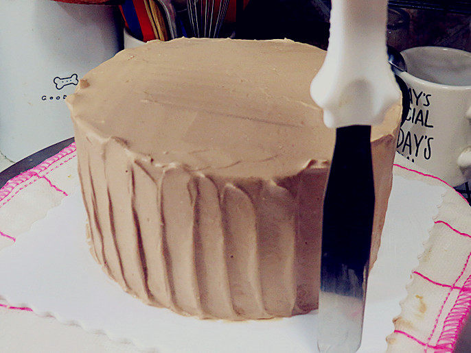 低调的奢华~【巧克力奶油生日蛋糕】,用小抹面刀在蛋糕侧面划出竖条