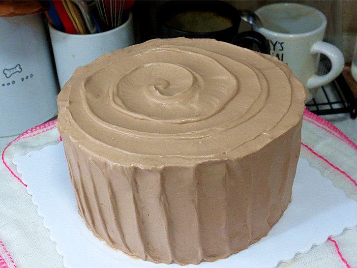低调的奢华~【巧克力奶油生日蛋糕】,顶部也划出旋转纹路