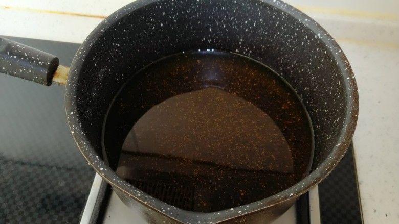干煸豆角,锅内倒入食用油 油要多一些 方便炸制。
