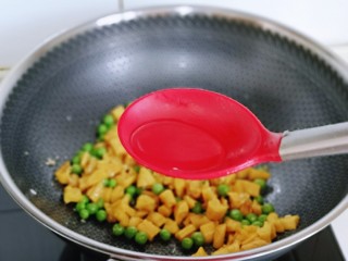 豌豆炒萝卜干,加入半汤勺纯净水。