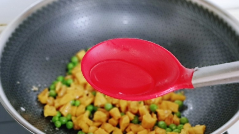 豌豆炒萝卜干,加入半汤勺纯净水。