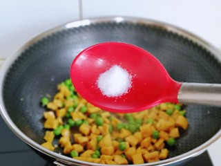 豌豆炒萝卜干,按个人口味加入盐，小火翻炒2分钟。
