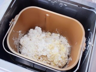 自制健康油条,把所有的材料全放入面包机桶中，先液体后固体的顺序放入