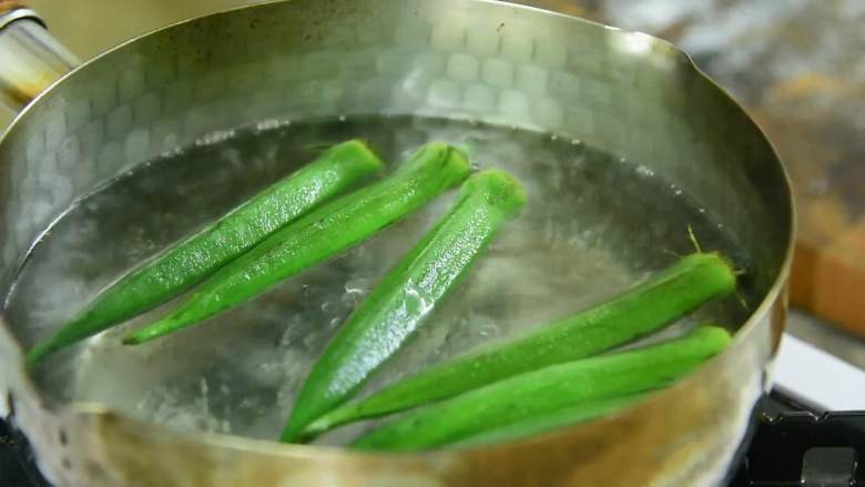 原来秋葵的吃法也很多样哦,开水中加少许油把秋葵煮1分钟，捞出过凉水。