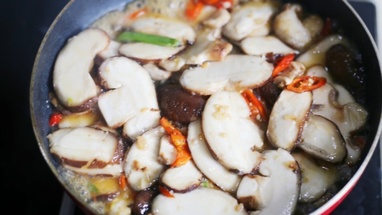 拿肉都不换的素炒香菇,倒入过滤好的香菇翻炒至软。