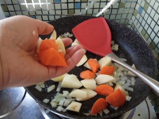 咖喱双蔬鸡,放入切好的胡萝卜和土豆块。

翻炒一会儿后，加水，没过土豆块儿块开始炖。