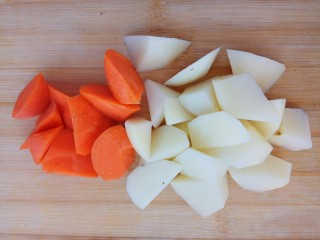 咖喱双蔬鸡,土豆，胡萝卜滚刀切块。