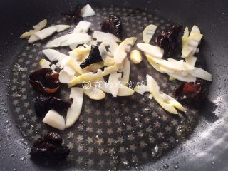 小炒荷包蛋,再把笋片和黑木耳倒入油锅里煸炒。