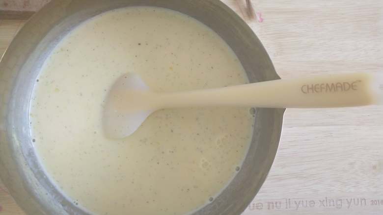 芒果冰淇淋,将奶锅用小火加热并不断搅拌，直到奶锅里的液体受热后开始有沸腾的趋势，立即离火