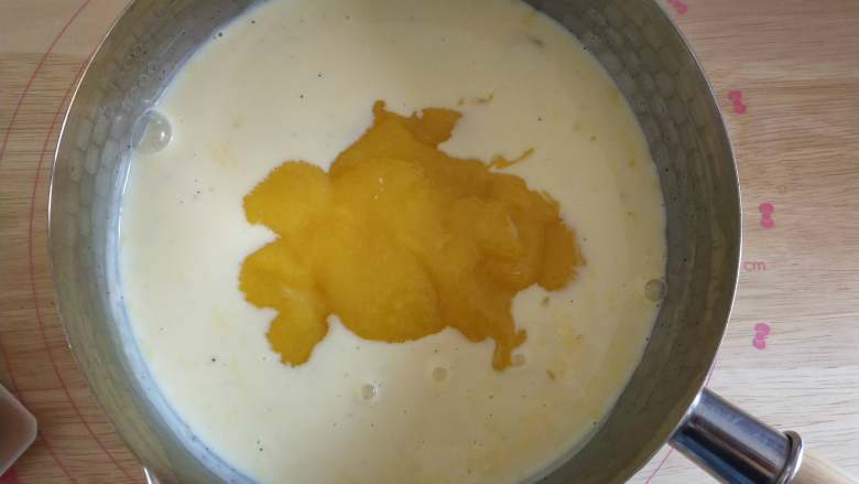 芒果冰淇淋,将芒果泥加入蛋奶液中搅拌均匀