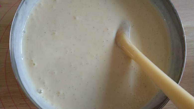 芒果冰淇淋,过筛以后的芒果蛋奶液加入淡奶油搅拌均匀