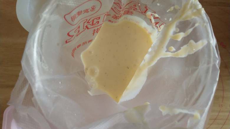 芒果冰淇淋,搅匀以后的冰淇淋液分出来一部分装入裱花袋中