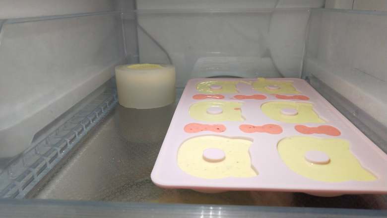 芒果冰淇淋,将模具放冰箱冷冻过夜