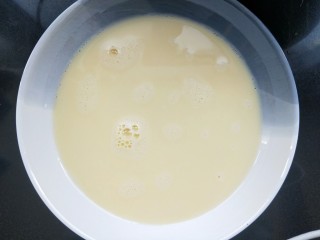 蔓越莓牛奶蒸蛋,加两滴柠檬汁去腥，加少许白糖，也可以不加。