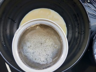 蔓越莓牛奶蒸蛋,然后过滤掉泡沫和没打散的蛋清，来回过滤两遍。