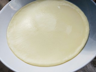 蔓越莓牛奶蒸蛋,出锅撕掉保鲜膜，因为过滤掉了泡沫，所以表面平整如镜。