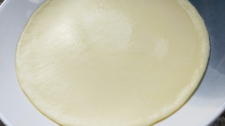 蔓越莓牛奶蒸蛋,出锅撕掉保鲜膜，因为过滤掉了泡沫，所以表面平整如镜。