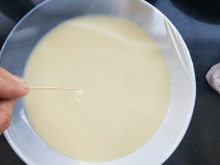 蔓越莓牛奶蒸蛋,盖保鲜膜，用牙签扎几个小洞，上锅中火蒸12～15分钟。