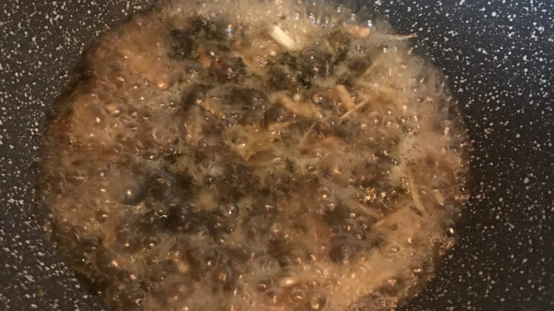 雪菜笋丝汤面,倒入热水没过食材煮沸