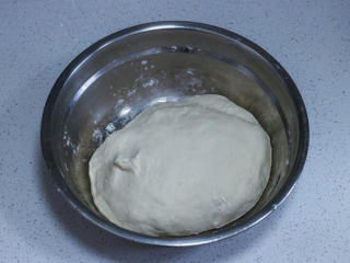 猪肉馅饼,把面粉装在一个大一点盆子里，一半的面粉用热水搅拌均匀，另外一半面粉用温水搅拌均匀；把面团揉成光滑的面团，加盖锅盖，醒上个
把小时；
