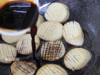 蚝油杏鲍菇,将调好的酱汁倒入锅中，炖煮4、5分钟，至杏鲍菇软塌入味。记得期间给杏鲍菇翻个面儿，不然上色不均匀入味也不均匀。