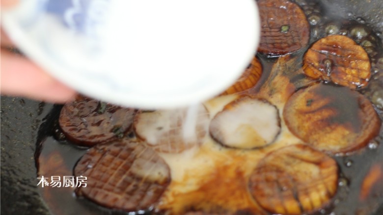 蚝油杏鲍菇,倒入调好的水淀粉，勾一个薄芡，新手可以试着徐徐添加，不要一次贪多都放进去就成了浆糊了。