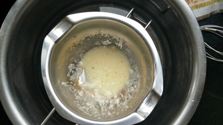 虾皮奶酪蛋羹,奶酪不容易融化，先隔水融化一下。
