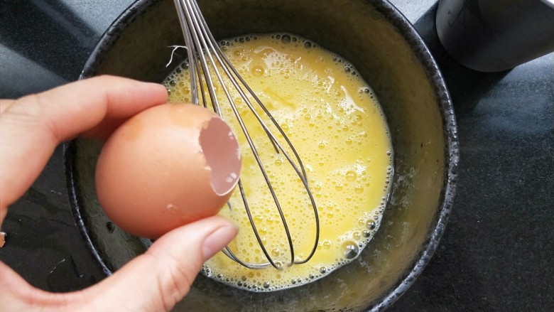 虾皮奶酪蛋羹,加1.5倍温水，我习惯用蛋壳直接当量具。加三蛋壳水。