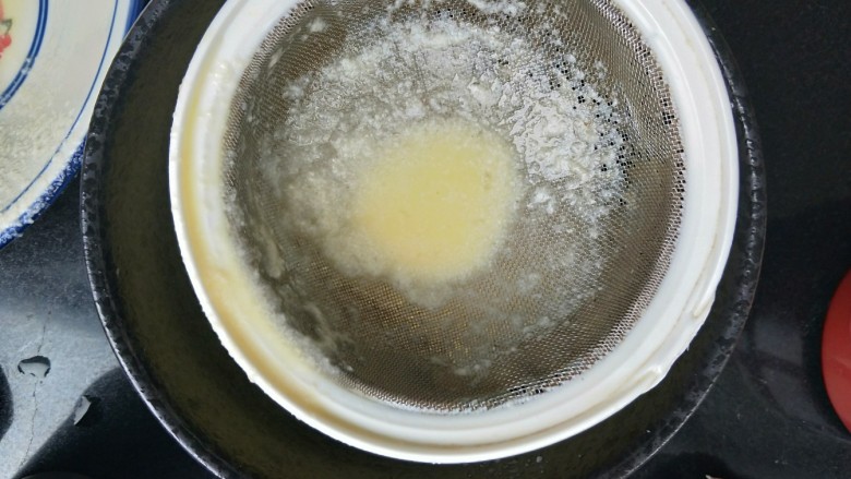 虾皮奶酪蛋羹,倒入鸡蛋液里，搅拌均匀，然后过滤一遍
