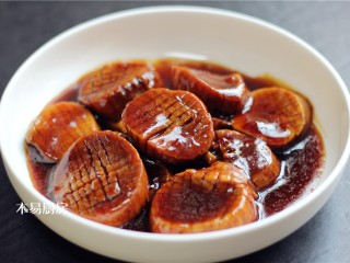 蚝油杏鲍菇,起锅装盘，是不是外形很像烹制鲍鱼的样子？