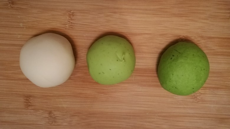 造型馒头 ——大葱卷,取一块白色面团，再取一块绿色面团。将白色面团和绿色面团混合揉在一起，揉成一块浅绿色的面团。