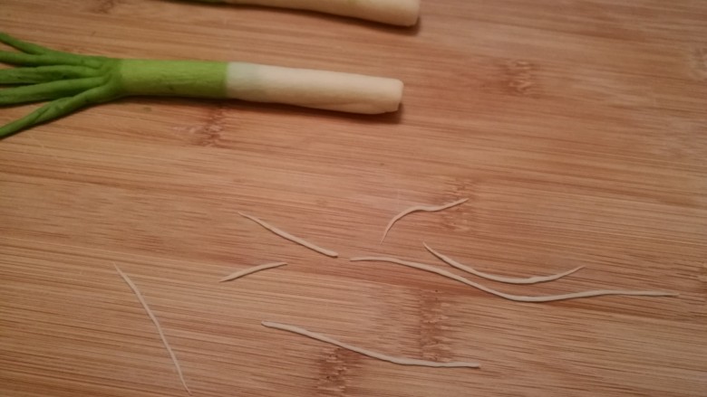 造型馒头 ——大葱卷,然后取一点白色面团搓成多根小细条。