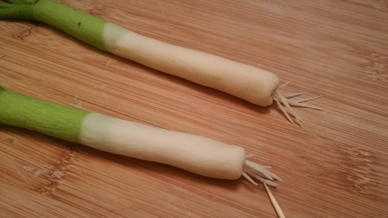造型馒头 ——大葱卷,用牙签挑起沾到葱白的下面，当做大葱的根须。