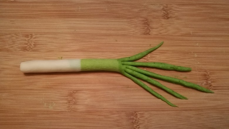 造型馒头 ——大葱卷,用刀在绿色的那边切出葱叶子。