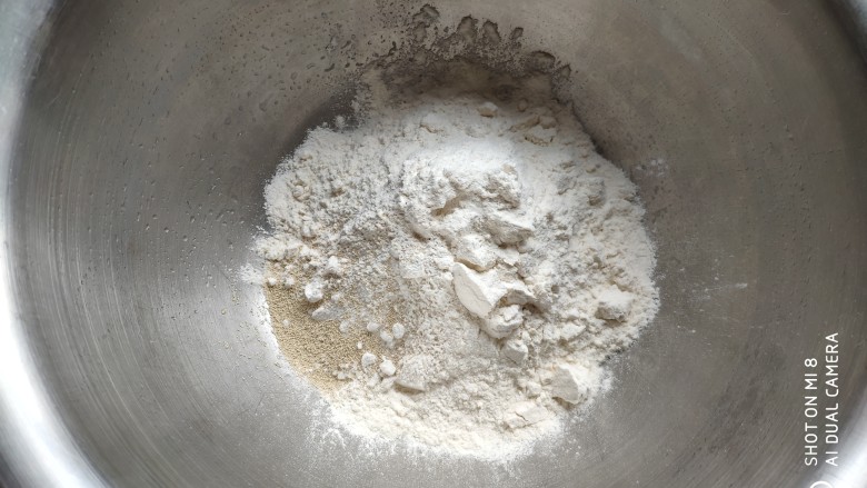 造型馒头 ——大葱卷,面粉中加入酵母和水和成白色面团。