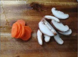 奶油培根意面酱,4.煮面的时候，胡萝卜洗净去皮，切薄片，香菇清洗干净，去蒂，切薄片。