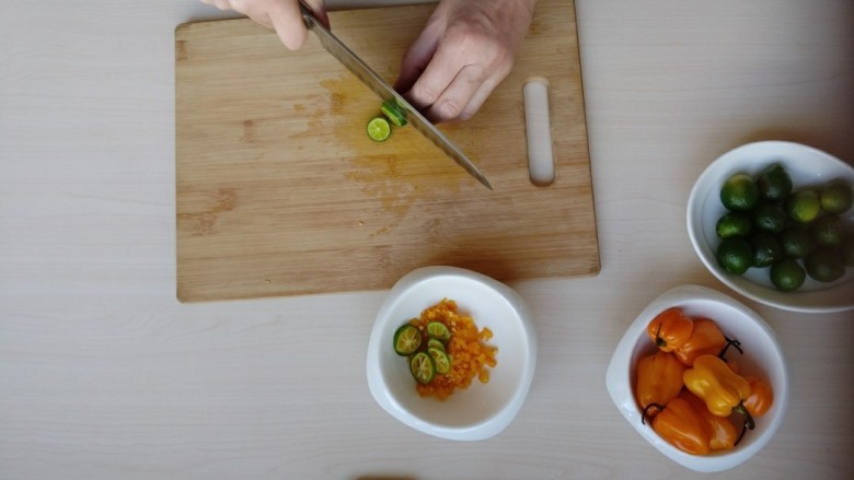 鲜辣酸柑鱿鱼,把青柑也切片，和灯笼椒碎一块放入碗里。