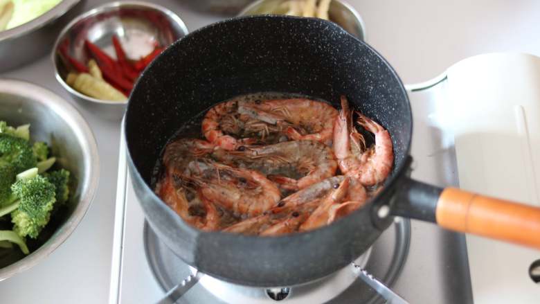 独门秘籍-川味麻辣香锅,雪平锅倒入少量花生油，油热后将基围虾放入锅中炸至表皮微微酥脆，盛出备用。
