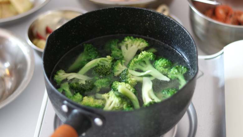 独门秘籍-川味麻辣香锅,再将西兰焯水，颜色变得翠绿就可以盛出备用了。