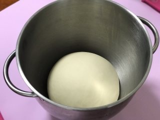 豆沙面包卷,整形后（圆形）盖上保鲜膜，在温度25-28度的环境发酵至两倍大（大概1.5-2小时）。