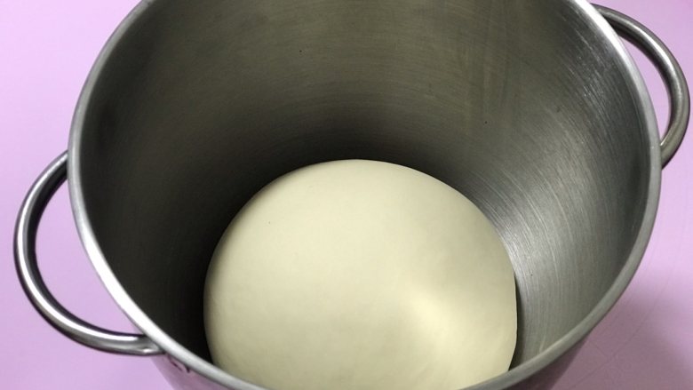 豆沙面包卷,整形后（圆形）盖上保鲜膜，在温度25-28度的环境发酵至两倍大（大概1.5-2小时）。
