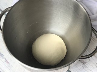 豆沙面包卷,所有材料按照糖盐牛奶鸡蛋高筋面粉酵母的顺序投入面包机或厨师机里和面10-15分钟（厨师机大概6-10分钟），放入软化的黄油块，再揉20-25分钟（厨师机大概15分钟）。
